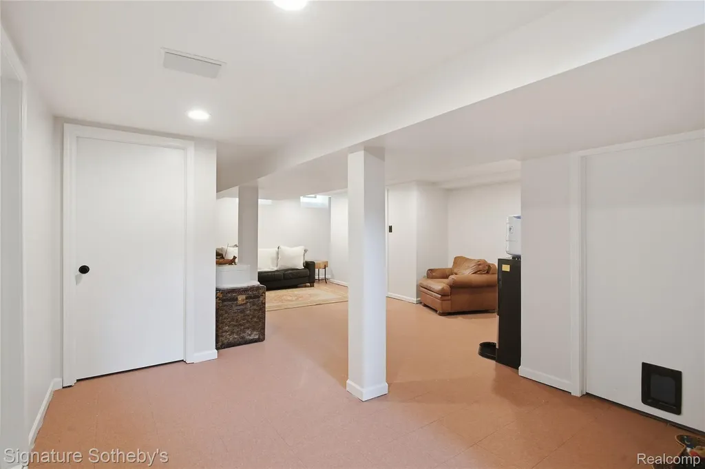 16908 Dunblaine Avenue Beverly Hills Village MI 48025