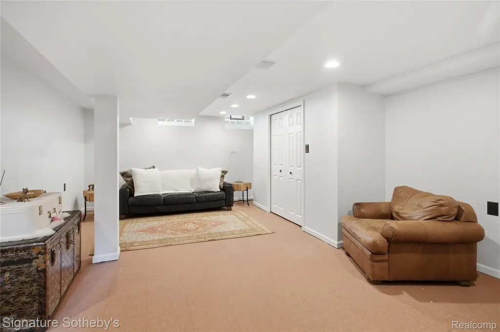 16908 Dunblaine Avenue Beverly Hills Village MI 48025