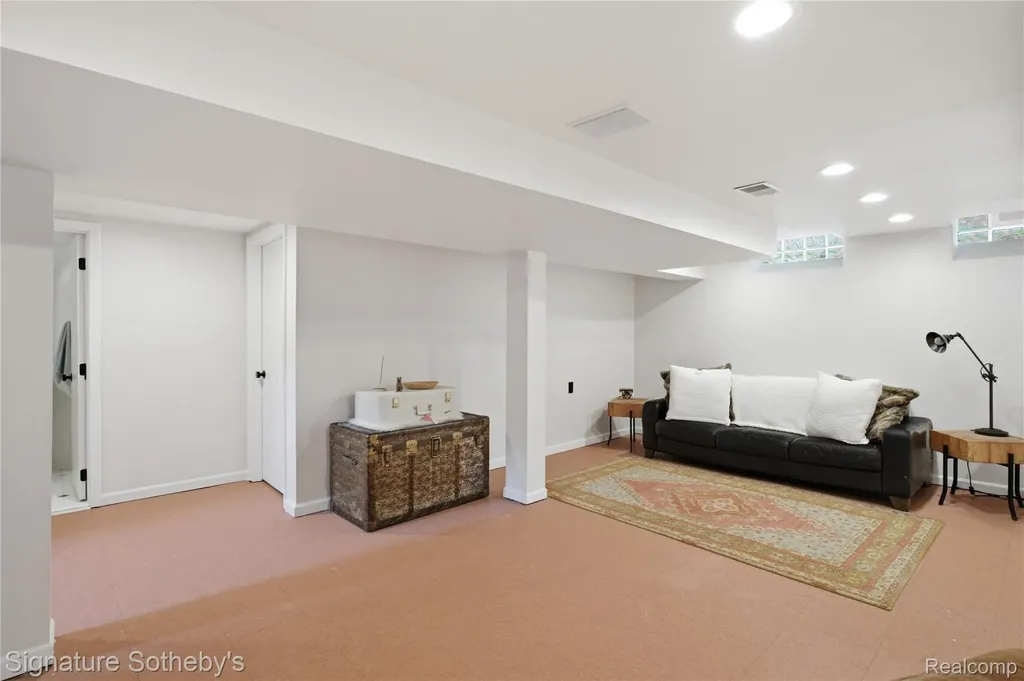 16908 Dunblaine Avenue Beverly Hills Village MI 48025