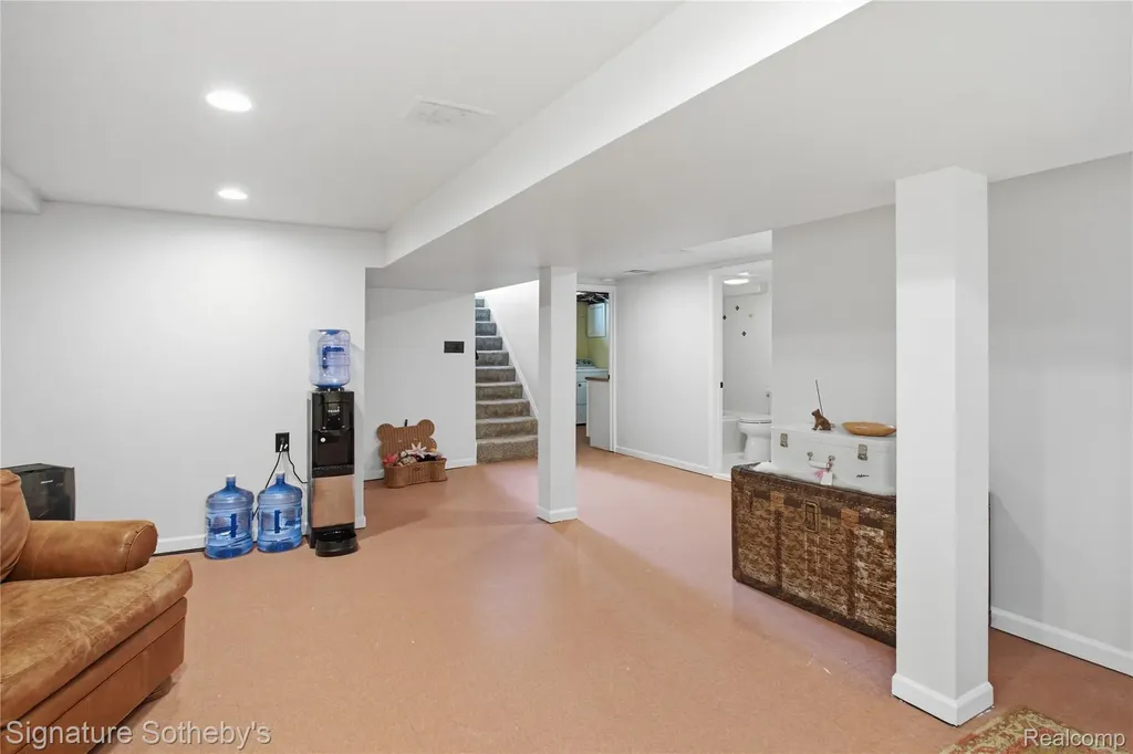 16908 Dunblaine Avenue Beverly Hills Village MI 48025