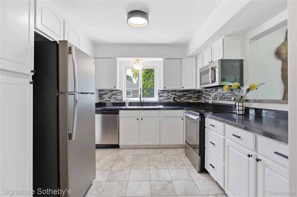 16908 Dunblaine Avenue Beverly Hills Village MI 48025
