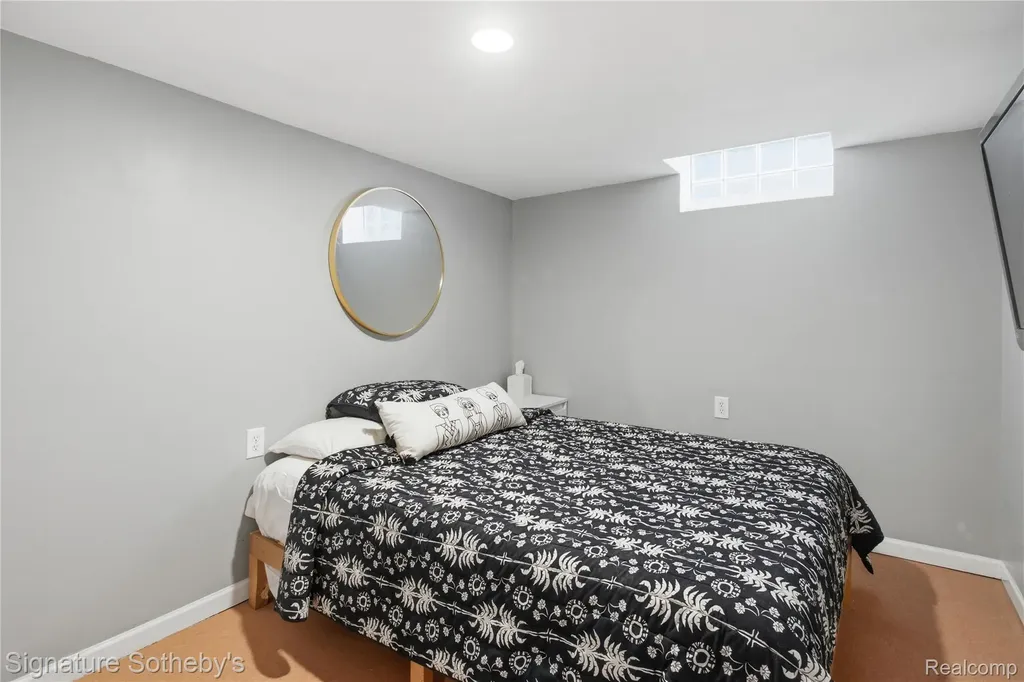 16908 Dunblaine Avenue Beverly Hills Village MI 48025