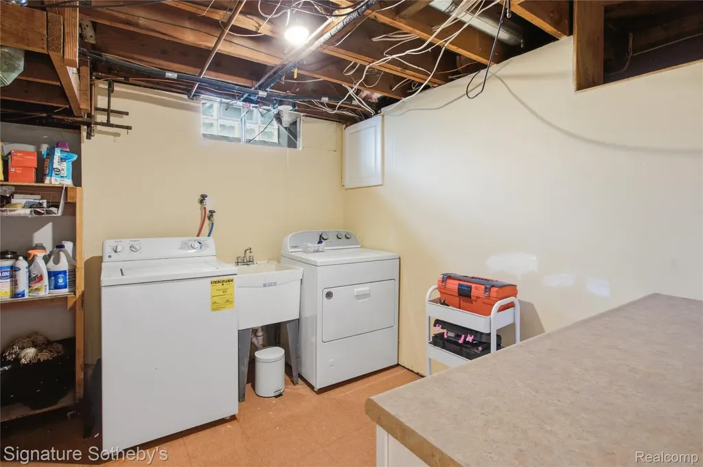 16908 Dunblaine Avenue Beverly Hills Village MI 48025