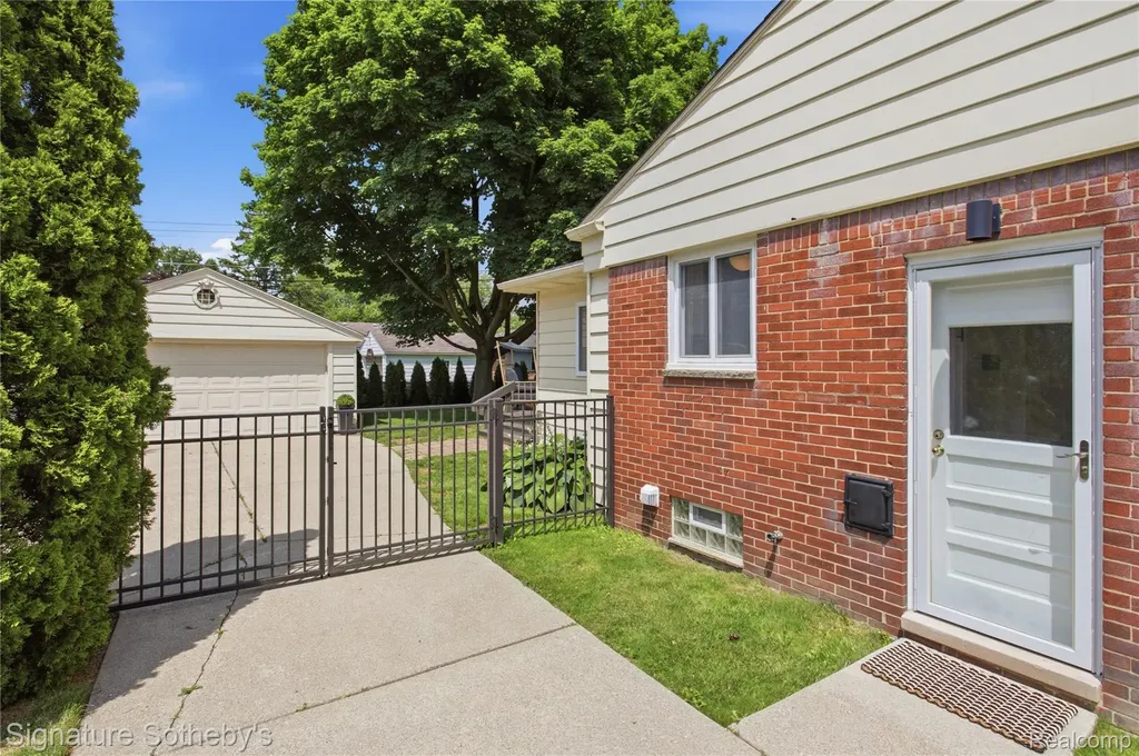 16908 Dunblaine Avenue Beverly Hills Village MI 48025