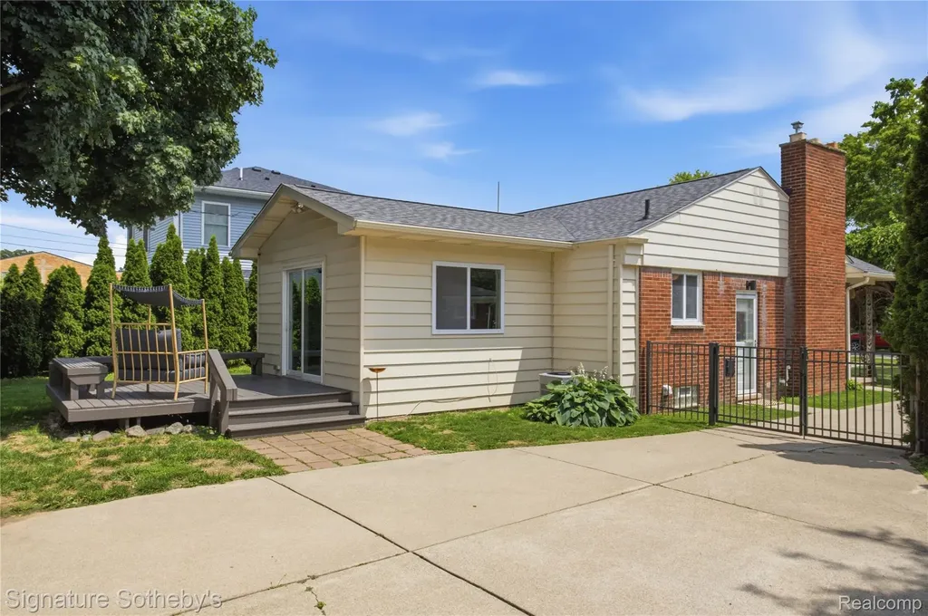 16908 Dunblaine Avenue Beverly Hills Village MI 48025