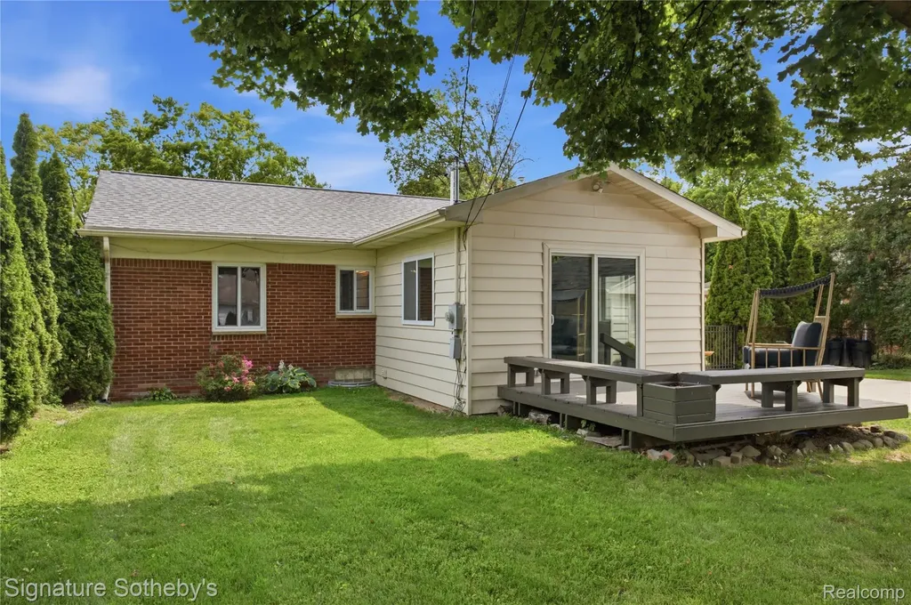 16908 Dunblaine Avenue Beverly Hills Village MI 48025