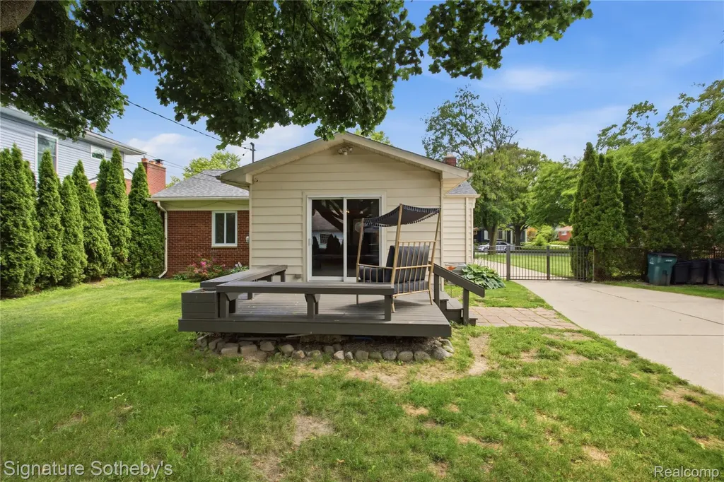 16908 Dunblaine Avenue Beverly Hills Village MI 48025