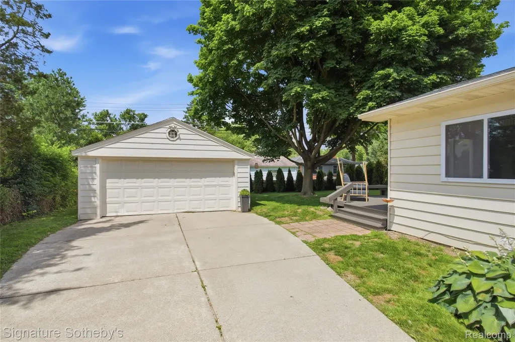 16908 Dunblaine Avenue Beverly Hills Village MI 48025