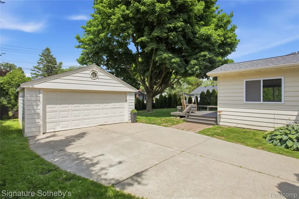 16908 Dunblaine Avenue Beverly Hills Village MI 48025
