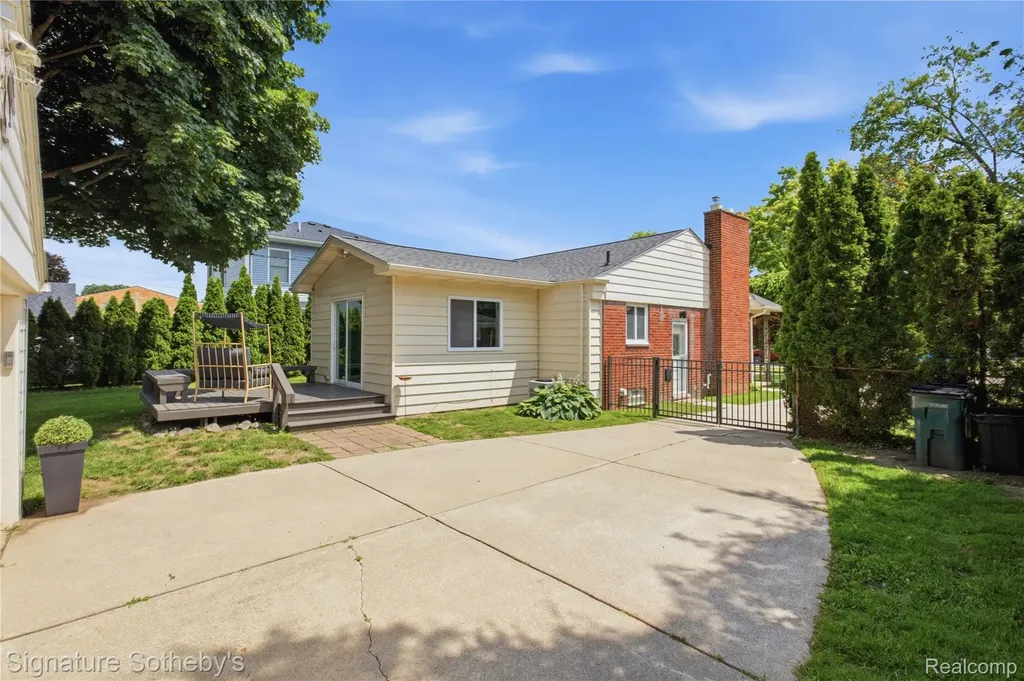 16908 Dunblaine Avenue Beverly Hills Village MI 48025