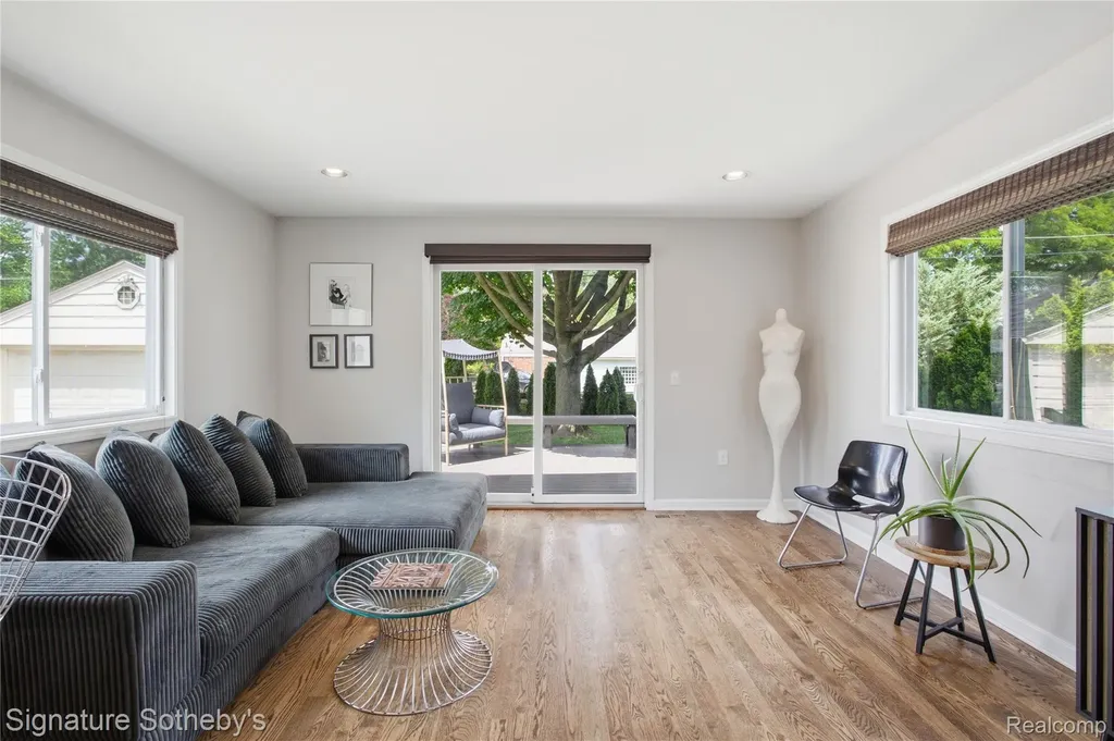 16908 Dunblaine Avenue Beverly Hills Village MI 48025