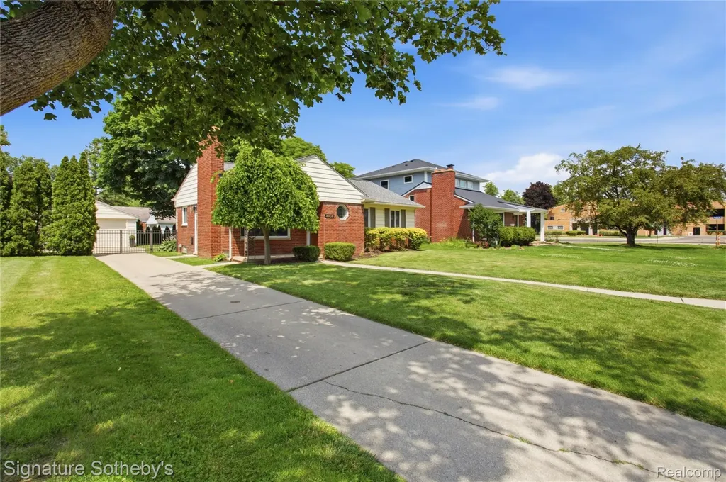 16908 Dunblaine Avenue Beverly Hills Village MI 48025