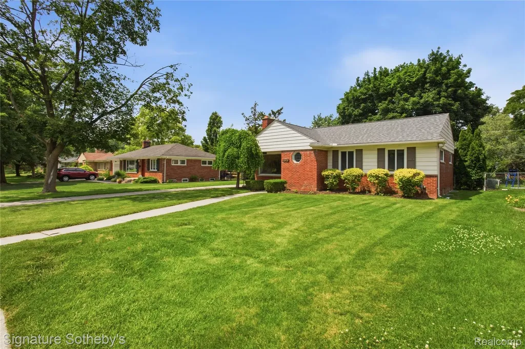 16908 Dunblaine Avenue Beverly Hills Village MI 48025