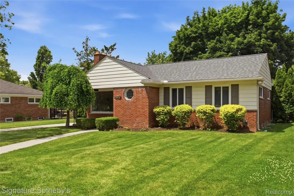 16908 Dunblaine Avenue Beverly Hills Village MI 48025