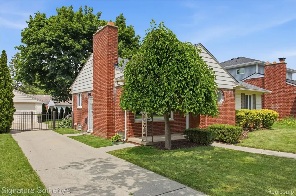16908 Dunblaine Avenue Beverly Hills Village MI 48025