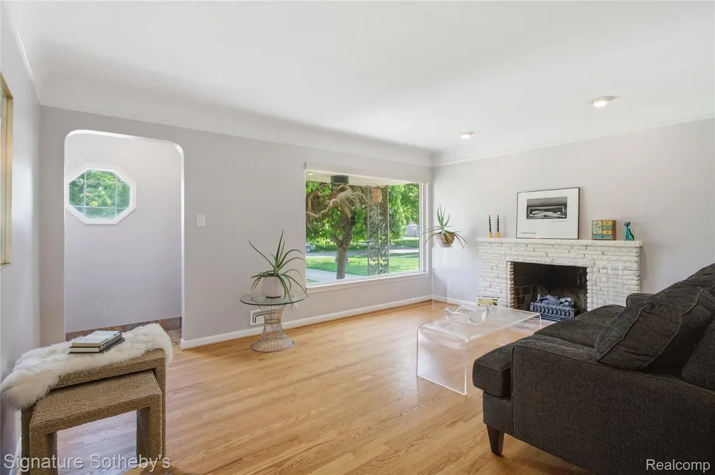 16908 Dunblaine Avenue Beverly Hills Village MI 48025