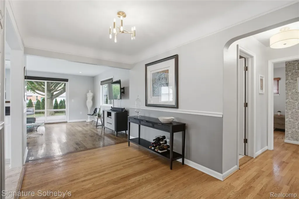 16908 Dunblaine Avenue Beverly Hills Village MI 48025