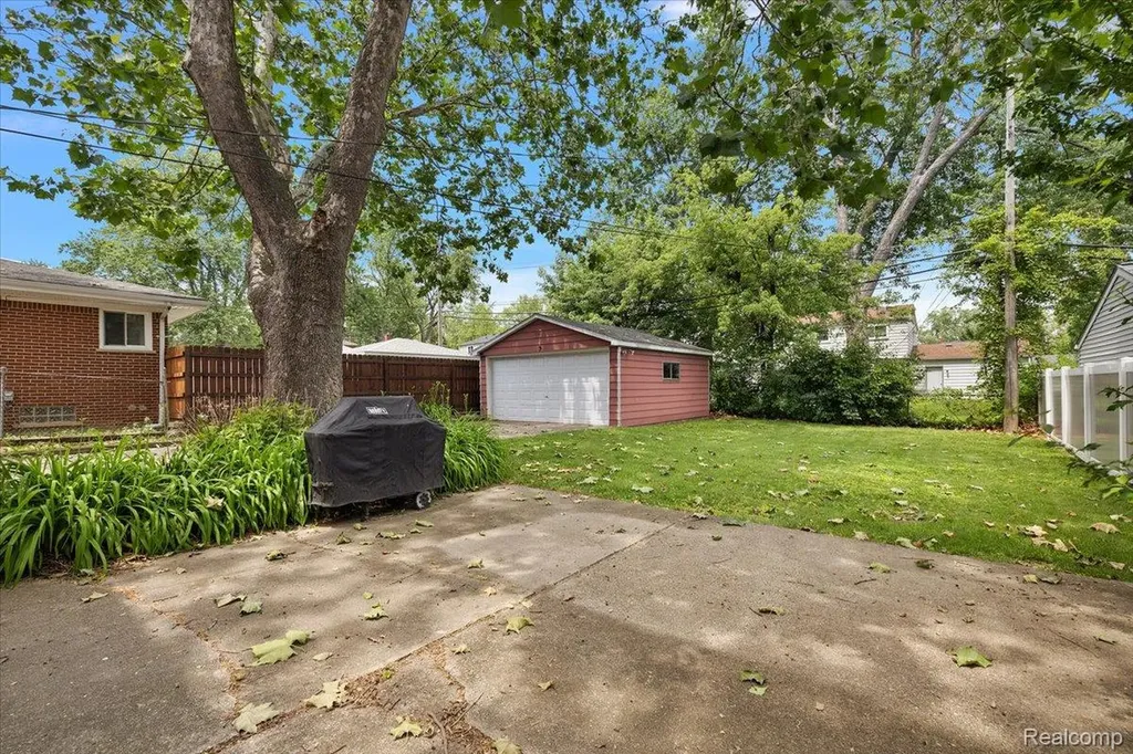 754 W Baker Avenue Clawson City MI 48017