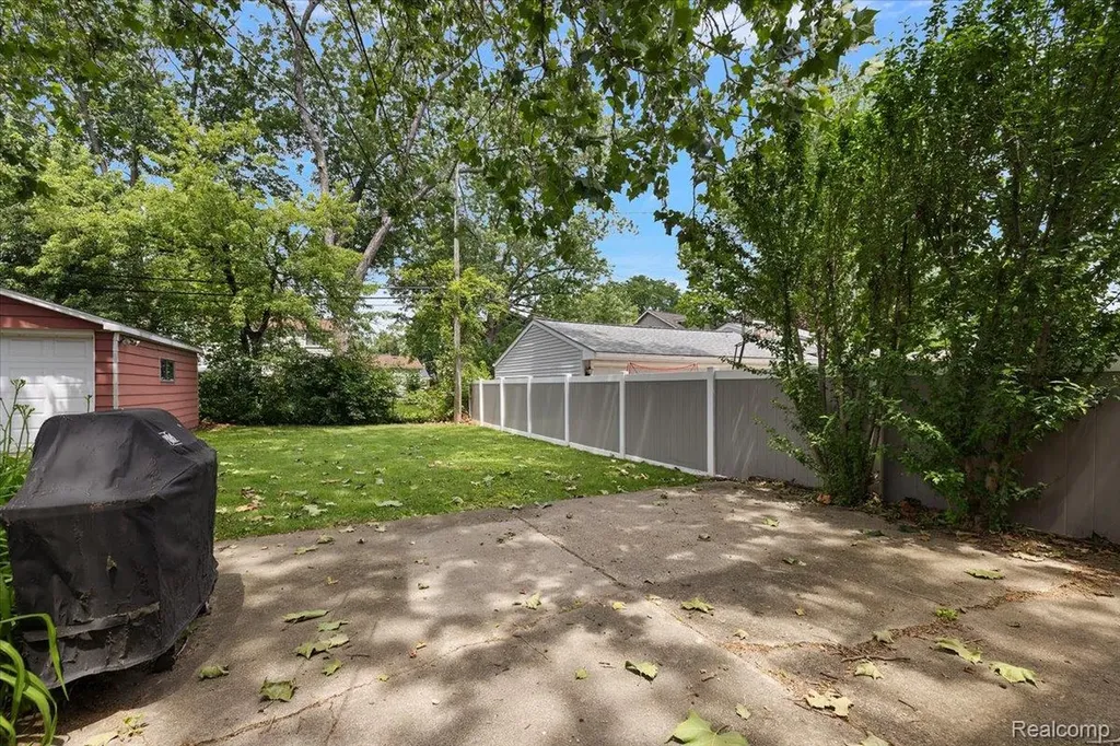 754 W Baker Avenue Clawson City MI 48017