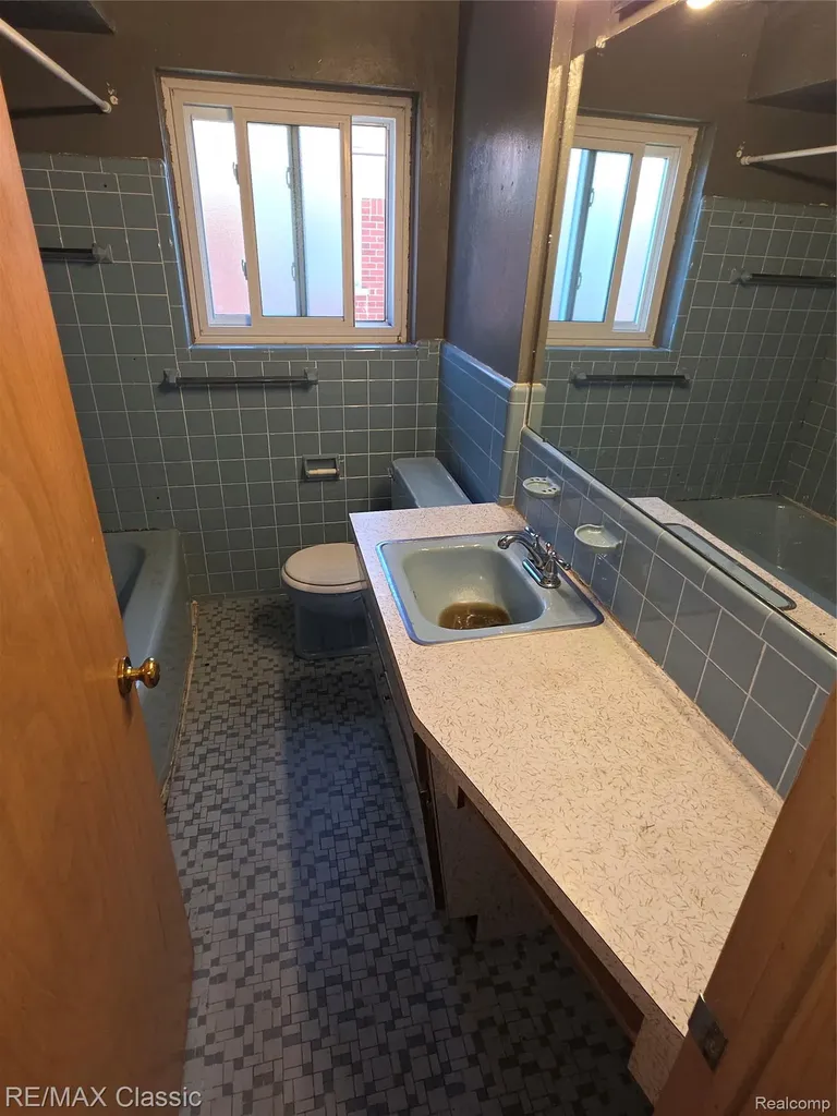 23040 Beverly Street Oak Park City MI 48237