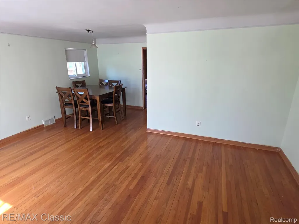 23040 Beverly Street Oak Park City MI 48237