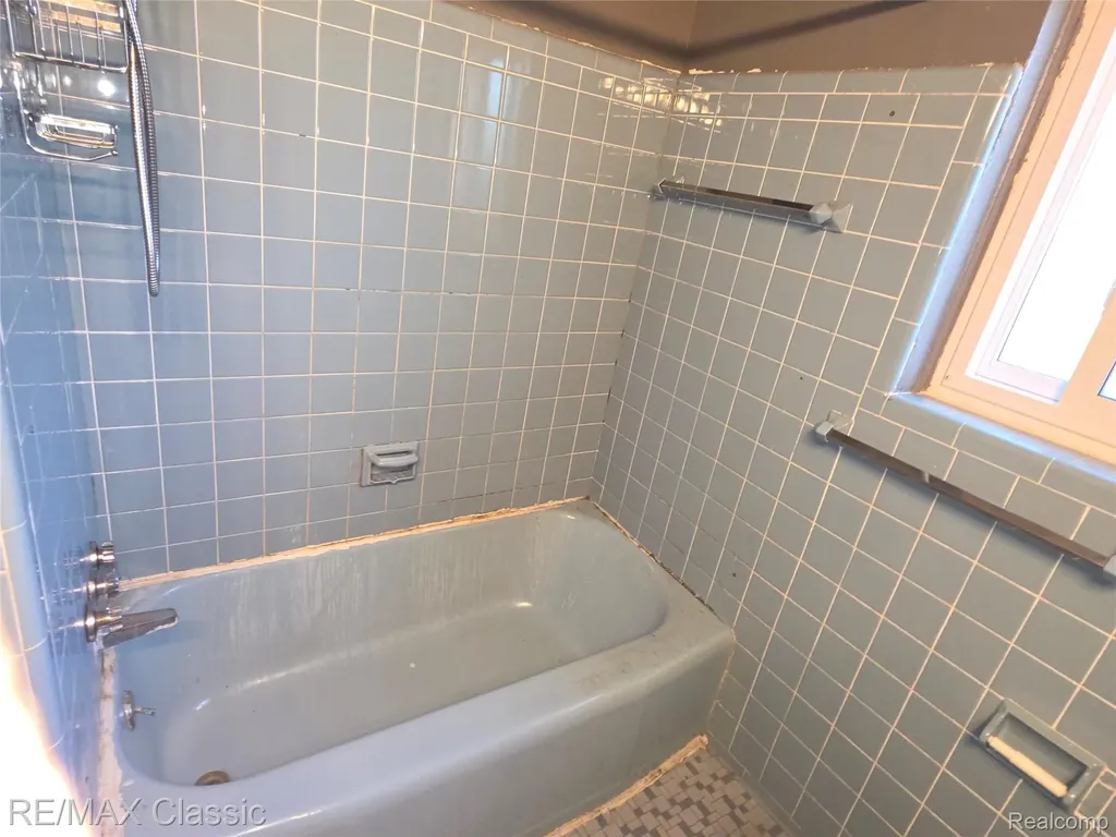 23040 Beverly Street Oak Park City MI 48237