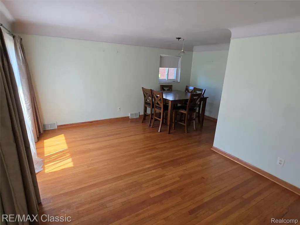 23040 Beverly Street Oak Park City MI 48237