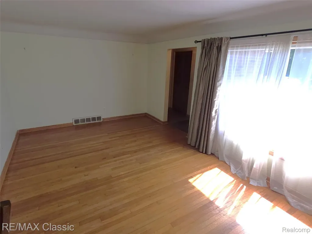 23040 Beverly Street Oak Park City MI 48237