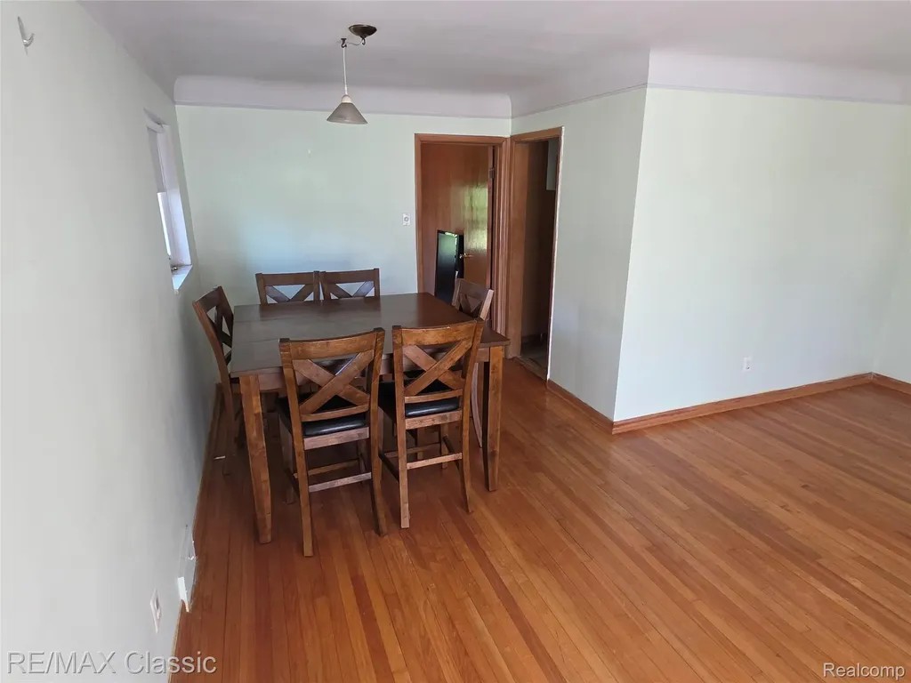 23040 Beverly Street Oak Park City MI 48237