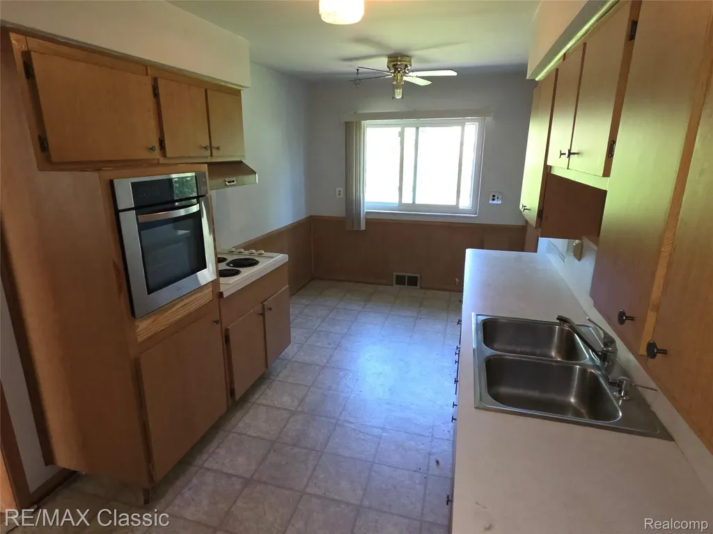 23040 Beverly Street Oak Park City MI 48237