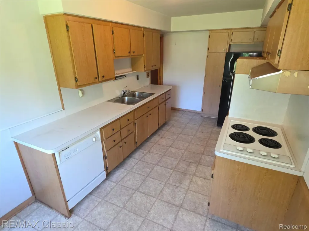 23040 Beverly Street Oak Park City MI 48237