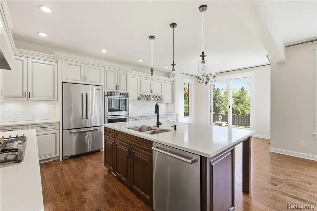35339 W 13 Mile Road Farmington Hills City MI 48331