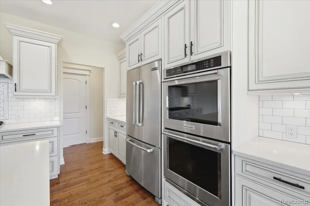 35339 W 13 Mile Road Farmington Hills City MI 48331