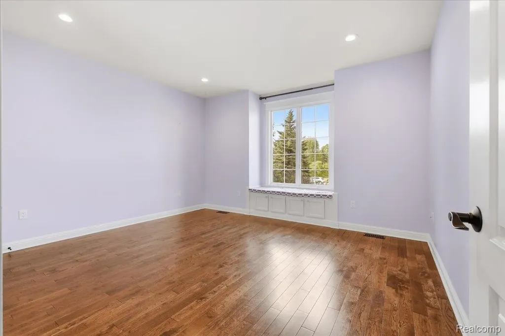 35339 W 13 Mile Road Farmington Hills City MI 48331