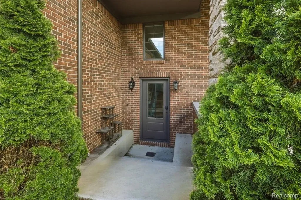 35339 W 13 Mile Road Farmington Hills City MI 48331