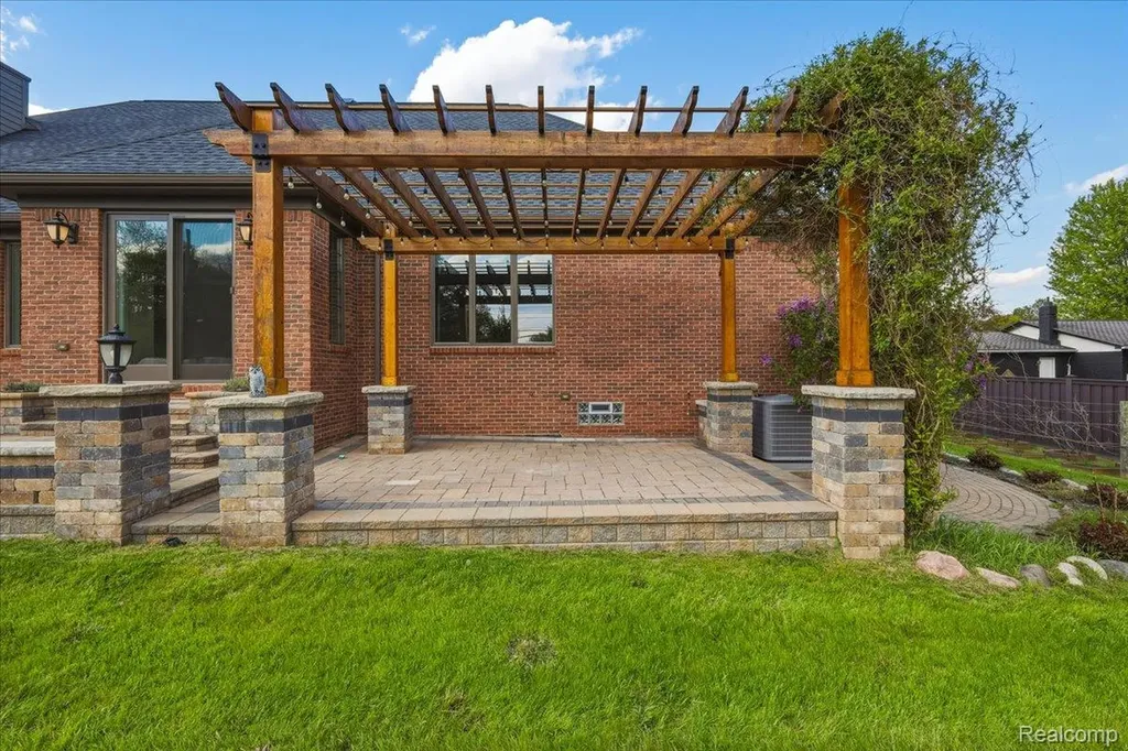 35339 W 13 Mile Road Farmington Hills City MI 48331