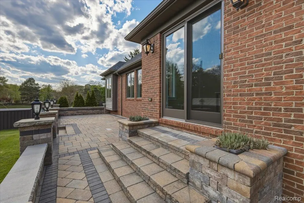 35339 W 13 Mile Road Farmington Hills City MI 48331