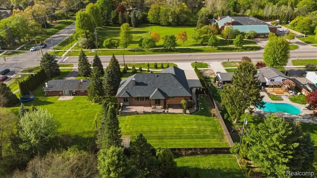 35339 W 13 Mile Road Farmington Hills City MI 48331