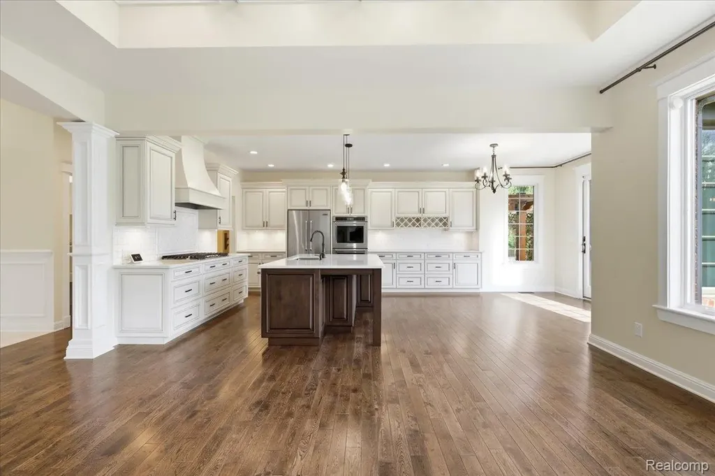 35339 W 13 Mile Road Farmington Hills City MI 48331