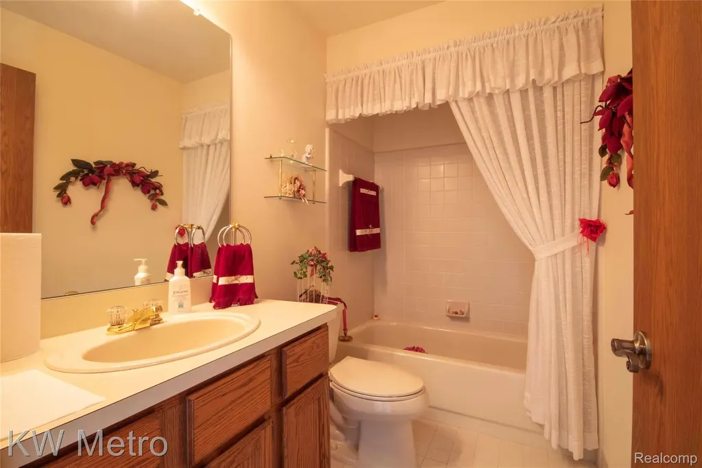 42664 Jason Court Sterling Heights City MI 48313