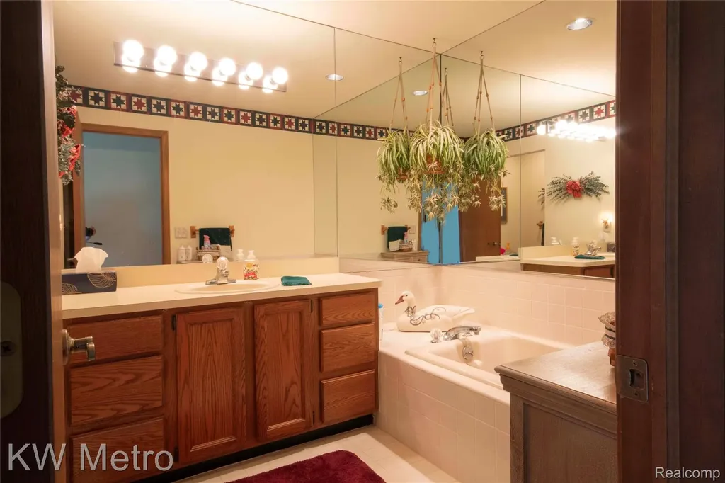 42664 Jason Court Sterling Heights City MI 48313