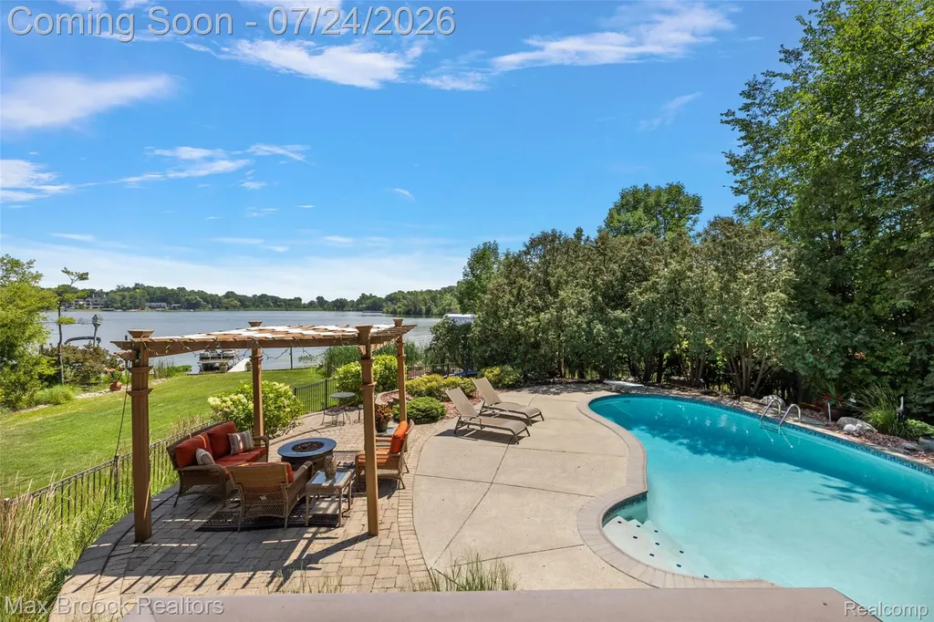 2445 Island View Drive West Bloomfield Charter Township MI 48324