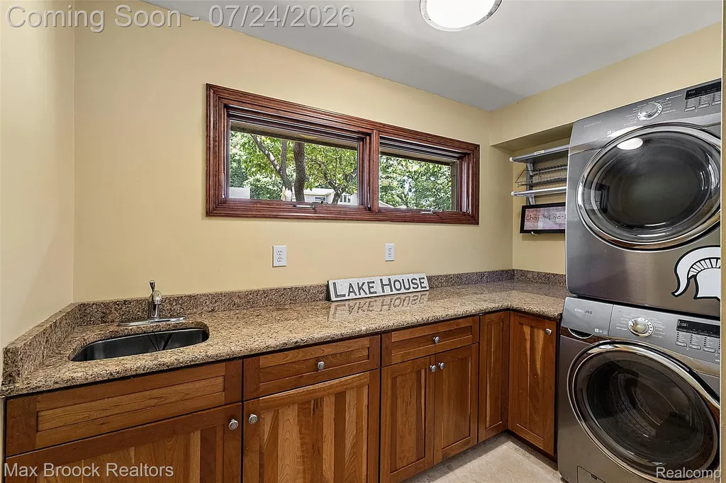 2445 Island View Drive West Bloomfield Charter Township MI 48324