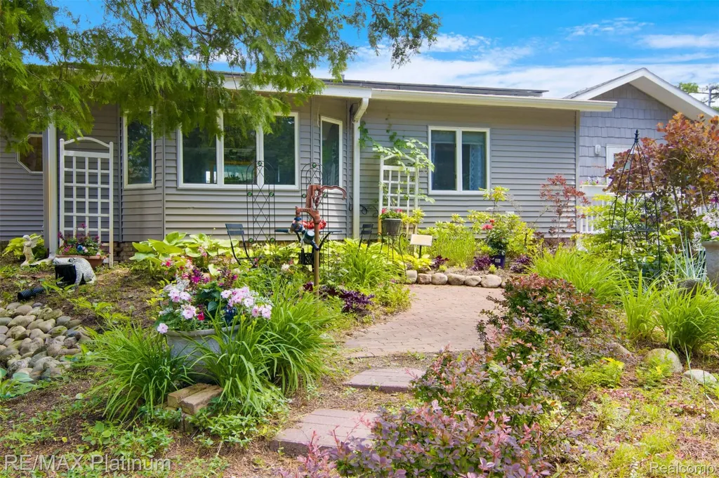 33090 East Side Drive Peaine Township MI 49782