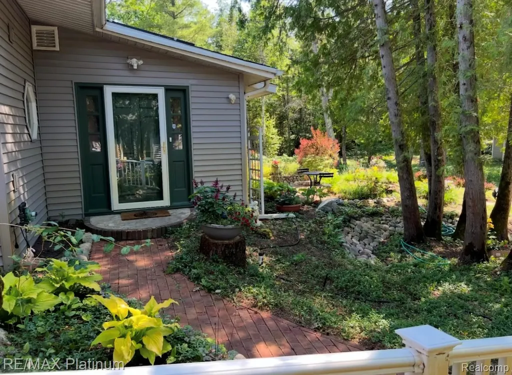 33090 East Side Drive Peaine Township MI 49782