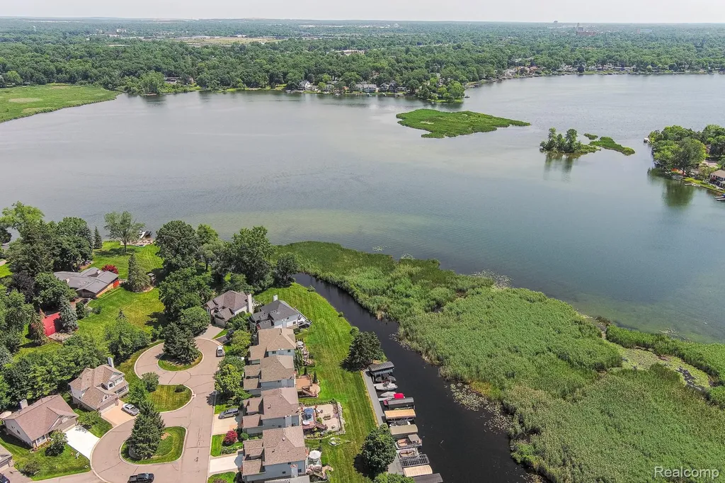 1074 Sandpiper Drive Waterford Charter Township MI 48328