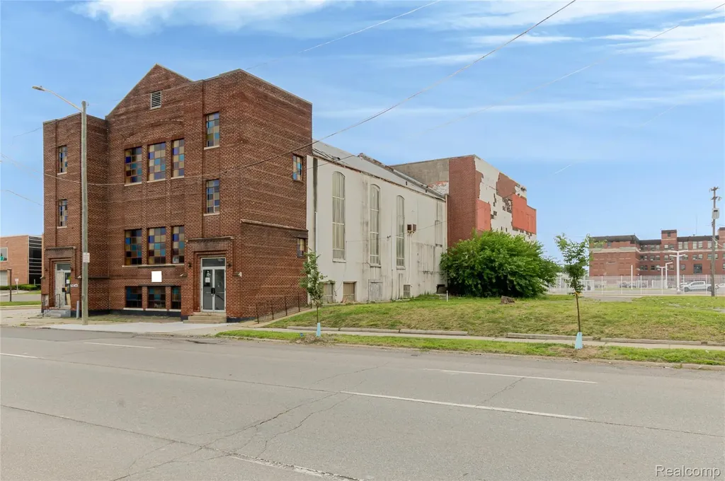 1042 E Warren Avenue Detroit City MI 48207