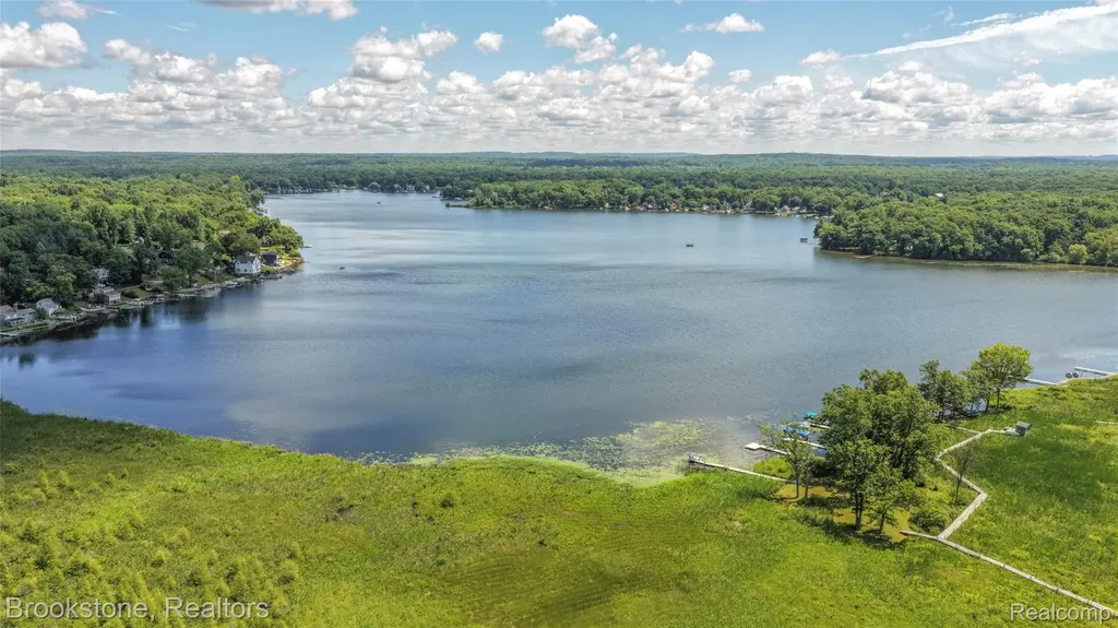 12170 Shaffer Road Springfield Charter Township MI 48350