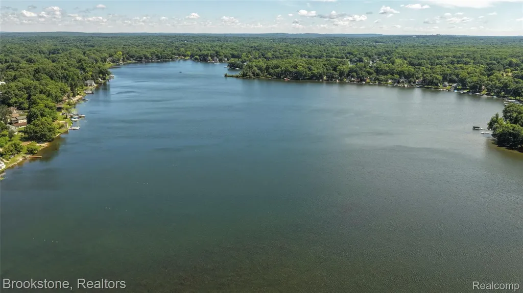 12170 Shaffer Road Springfield Charter Township MI 48350