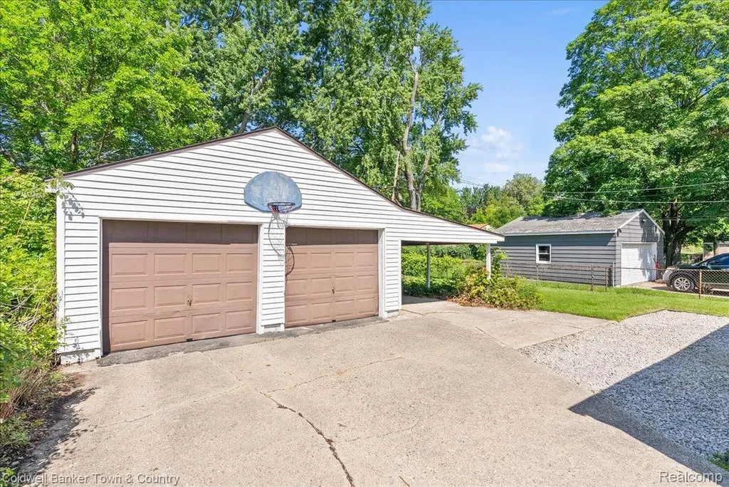 4820 Burchfield Avenue Lansing City MI 48910